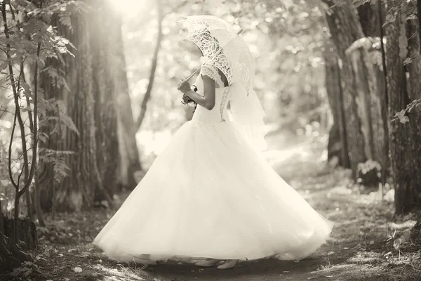 Sposa in parco — Foto Stock