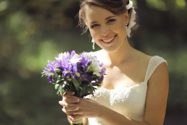 Sposa in parco — Foto Stock