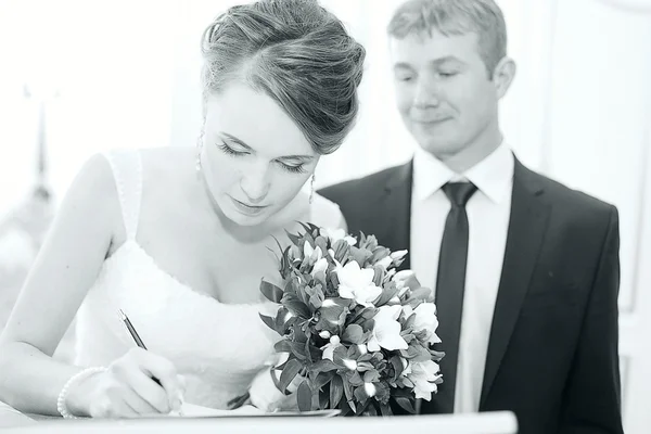 Couple signing regystry — Stock Photo, Image