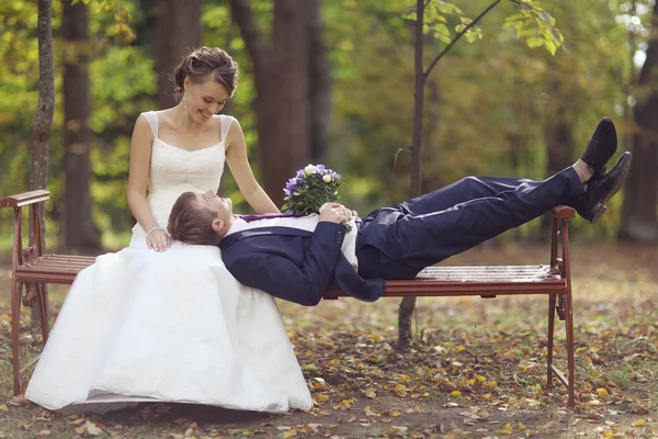 Wedding couple in park — Stock Photo, Image