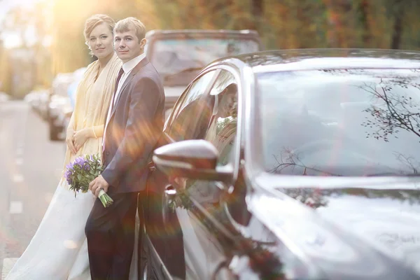 Γαμήλιο ζεύγος στο αυτοκίνητο — Φωτογραφία Αρχείου
