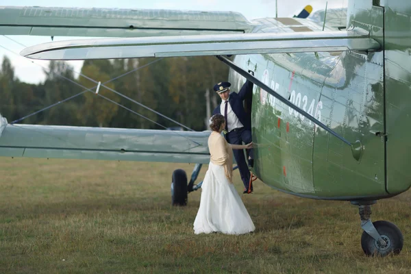 Wedding couple at aircraft — Stock Photo, Image