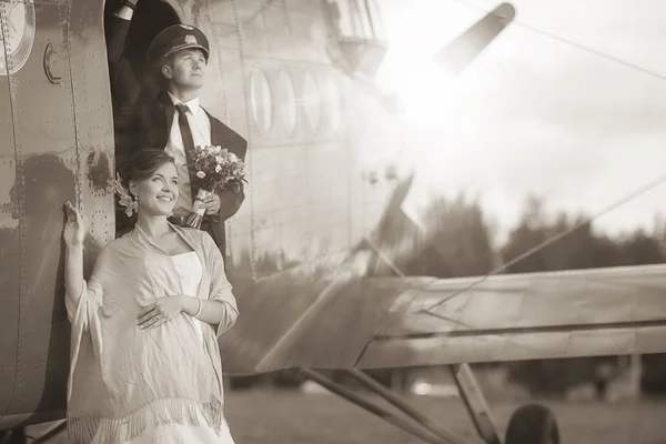 Wedding couple at aircraft — Stock Photo, Image