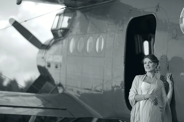 Frau im Flugzeug — Stockfoto