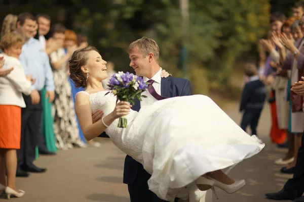 Sposo che trasporta sposa — Foto Stock