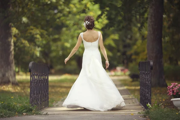 Braut im Park — Stockfoto