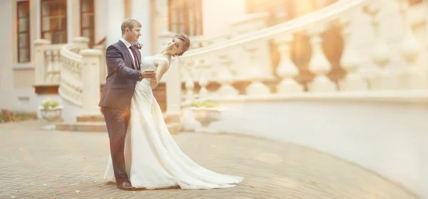 Wedding couple near palace — Stock Photo, Image