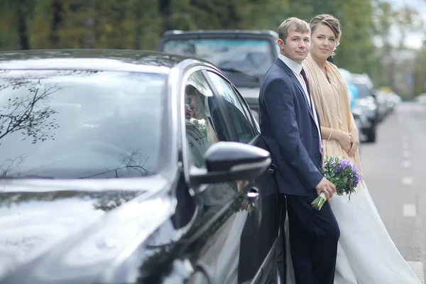 Svatební pár na auto — Stock fotografie