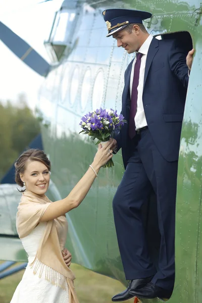 Casal em avião velho — Fotografia de Stock