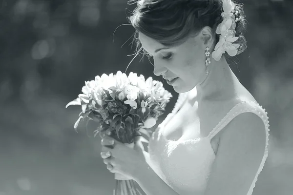 Bride in park — Stock Photo, Image