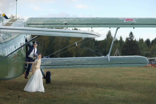 Wedding couple at aircraft — Stock Photo, Image