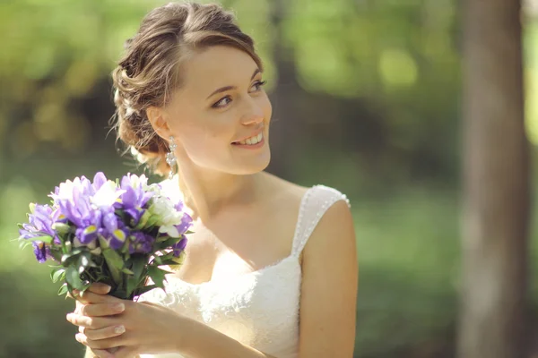 Sposa in parco — Foto Stock