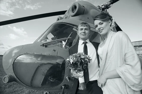 ヘリコプターでの結婚式のカップル — ストック写真