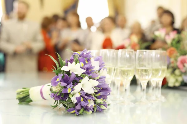 Bouquet and champagne — Stock Photo, Image