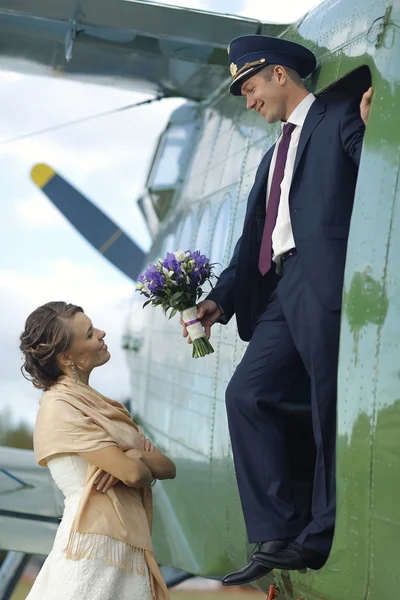 Couple at old airplane — Stock Photo, Image