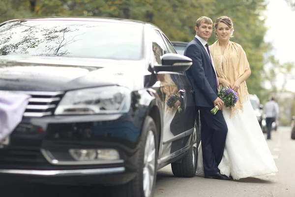 Γαμήλιο ζεύγος στο αυτοκίνητο — Φωτογραφία Αρχείου