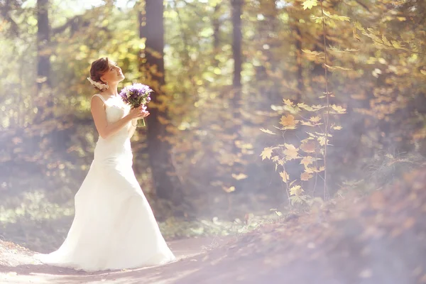 Sposa in parco — Foto Stock
