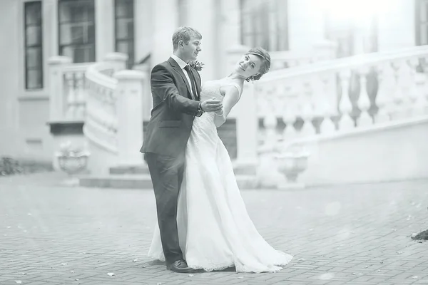 Wedding couple near palace — Stock Photo, Image