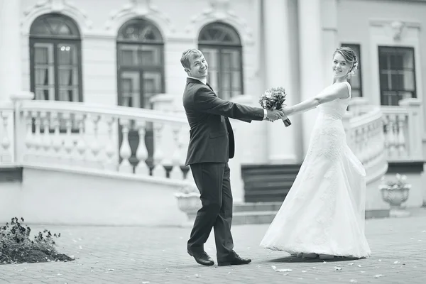 Pareja de boda cerca de palacio — Foto de Stock