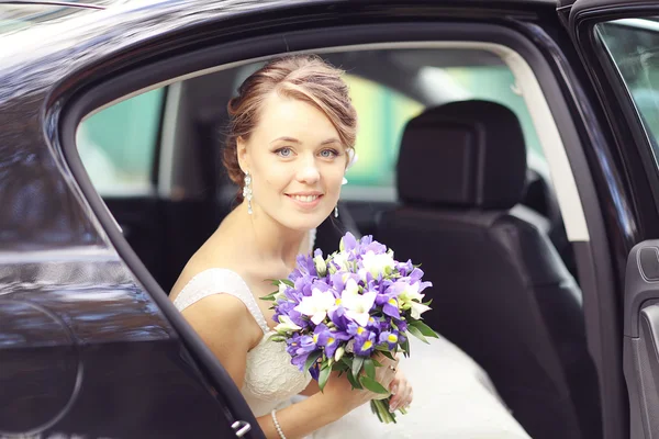 Bride in car — Stock Photo, Image