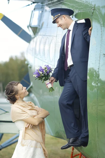 古い飛行機でカップル — ストック写真