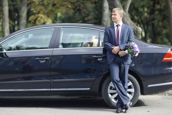 Groom at car — Stock Photo, Image