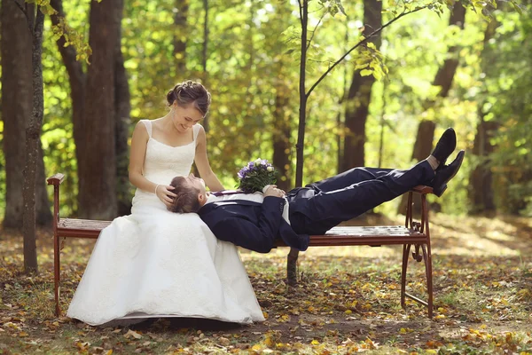 Bröllop par i parken — Stockfoto