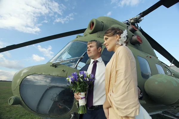 Hochzeitspaar im Hubschrauber — Stockfoto