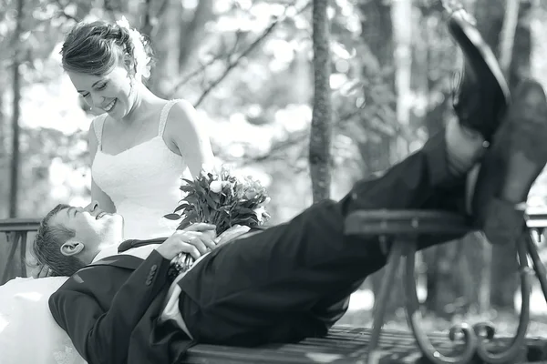 Casal de casamento no parque — Fotografia de Stock