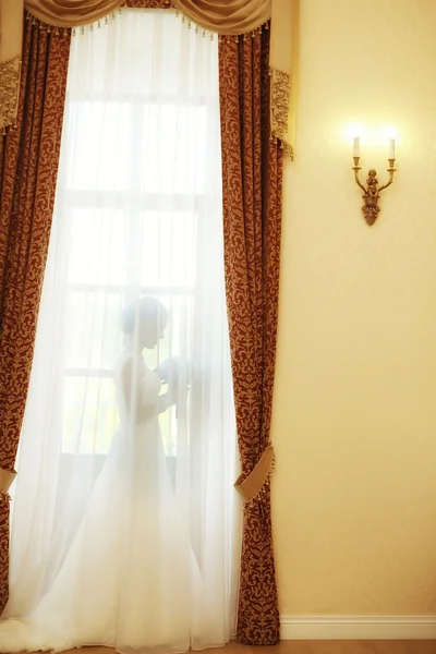 Mariée derrière les rideaux — Photo