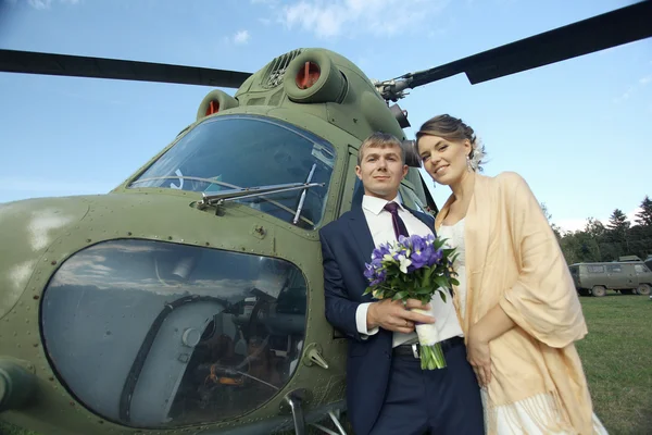Bröllopsparet på helikopter — Stockfoto