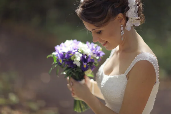 Bride in park — Stock Photo, Image