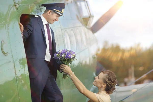 Casal em avião velho — Fotografia de Stock