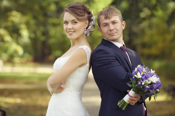 Wedding couple in park — Stock Photo, Image