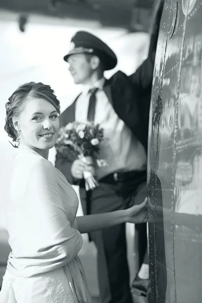 Wedding couple at aircraft — Stock Photo, Image