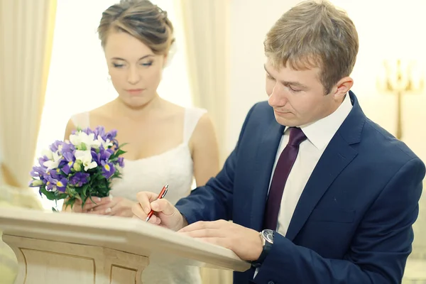 Couple signing regystry — Stock Photo, Image