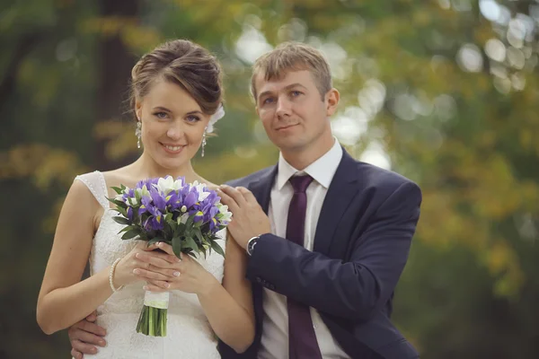 Wedding couple in park — Stock Photo, Image