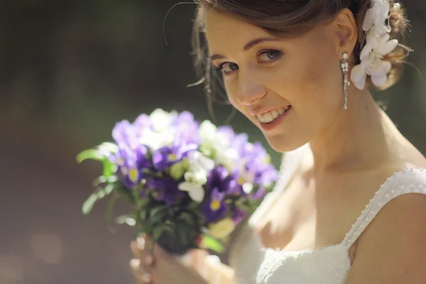 Bride in park — Stock Photo, Image