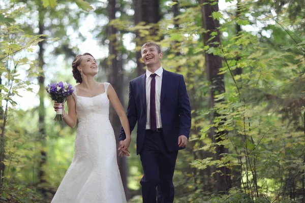 Svatební pár v parku — Stock fotografie