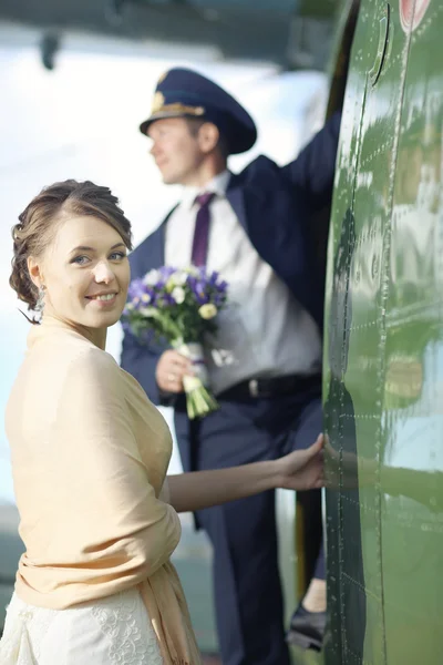 Pareja de boda en avión — Foto de Stock