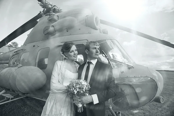 ヘリコプターでの結婚式のカップル — ストック写真
