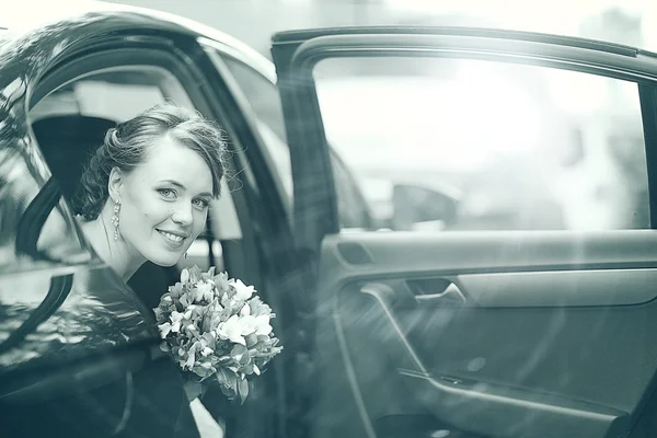 Sposa in auto — Foto Stock