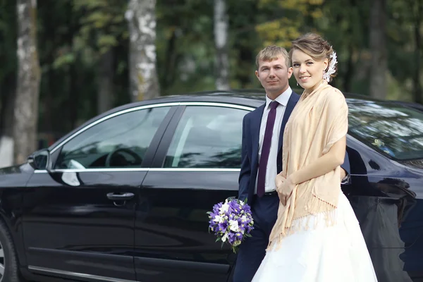 Svatební pár na auto — Stock fotografie