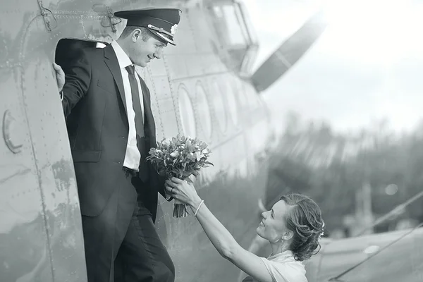 Couple at old airplane — Stock Photo, Image