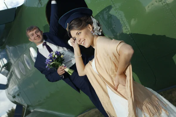 Pareja de boda en avión —  Fotos de Stock