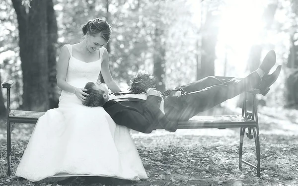 Wedding couple in park — Stock Photo, Image