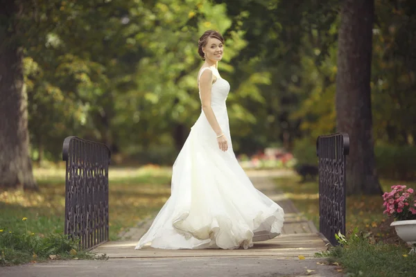 Sposa in parco — Foto Stock