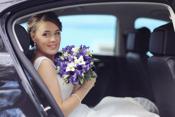 Bride in car — Stock Photo, Image