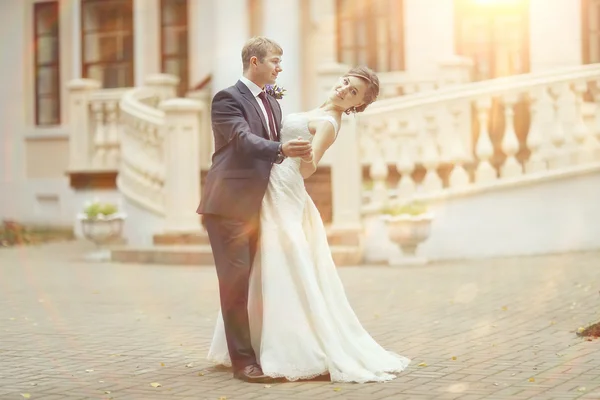 Wedding couple near palace — Stock Photo, Image