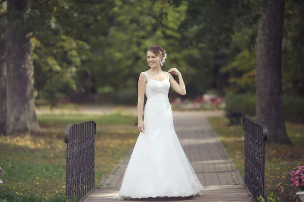 Braut im Park — Stockfoto